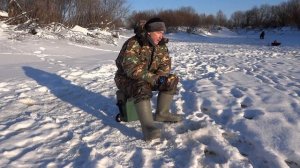 Зимний голавль на  маленькой реке. Зимняя рыбалка на донки и на мормышку. Выход на опасный лед.
