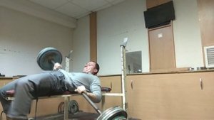 Придавило штангой в тренажёрном зале