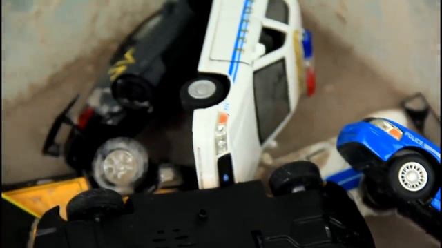 Полицейские машинки в грязи (60 минут) смотреть онлайн