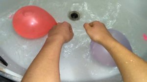 Шарики с водой Учим цвета Развивающее видео Детям Поем песню Семья пальчиков Лопаем Воздушные шарик