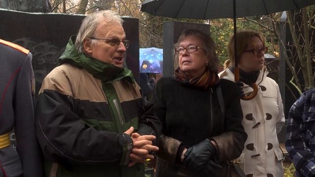 Торжественная церемония возложения цветов к могиле Александра Зиновьева на Новодевичьем кладбище