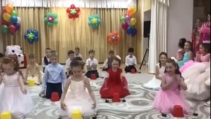 танец с ведерками "Бум, бум, ла,ла"