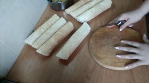 Рулеты из вафельных коржей, картофельным пюре и сосиской.