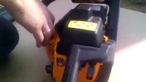 Запуск бензопилы