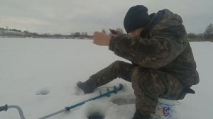 Зимняя рыбалка на окуня. Ловля на мормышку. Рыбалка на пруду.