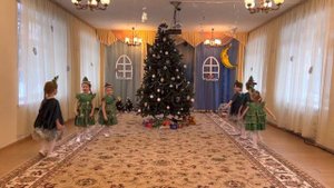 Новогодний танец ёлочек на утренник в старшей группе.