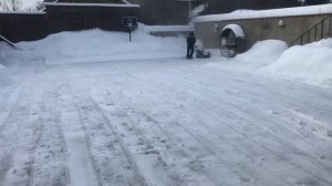 Уборка снега снегоуборщиком champion