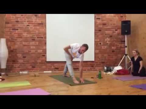 учитель йоги объясняет позу