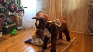 Пупсики играют с игрушечной лошадкой Pretend play with Ride On Horse TOY