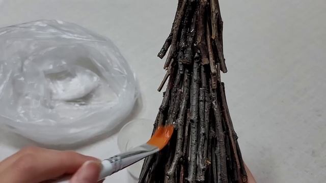 Tree branch, eggshell, yarn. You'll be speechless this amazing idea. DIY recycling craft idea