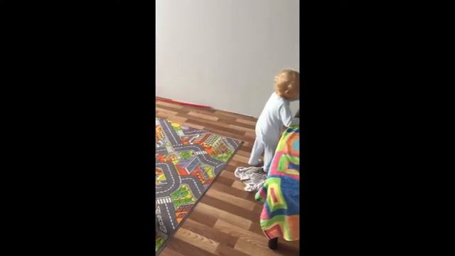 Малыш футболист играет с мячом.