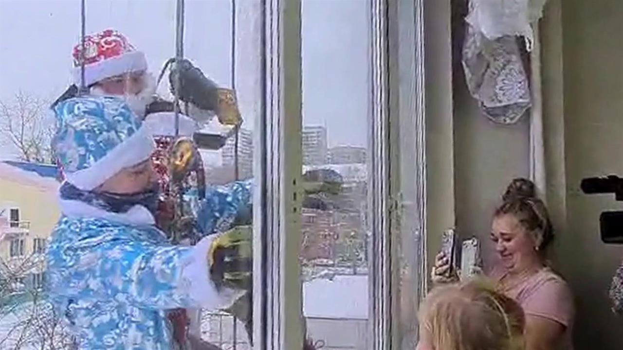 К маленьким пациентам детской больницы в Люберцах пришел Дед Мороз
