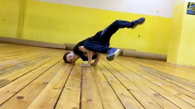 B-Boy Лаки. 11 лет. (Гимназия №158). Студия брейк-данса Sense of life смотреть онлайн