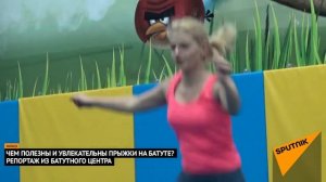 Девушки в батутной арене, дети прыгают на батуте