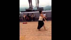 Танец в БАТУМИ Красивая Девушка Великолепно танцует ачарули На набережном