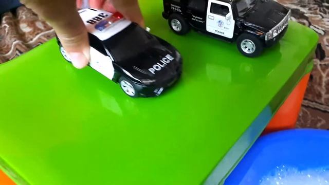 Игрушечные машинки полиции и автобус тайо ныряют в воду с пенкой видео про машинки для детей
