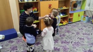 Кубики сторителлинг с двухлетними малышами.