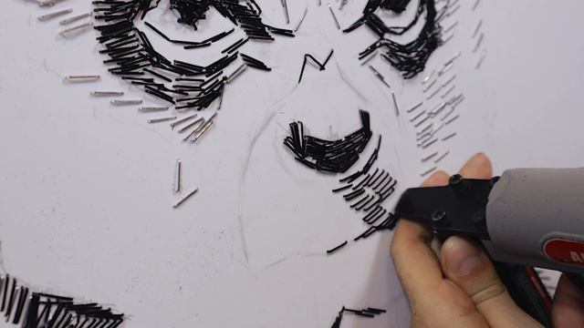 Слава Зайцев - таймлапс - рисунок степлером смотреть онлайн