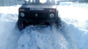 Нива на блокировках, небольшой тест А/Т по снегу