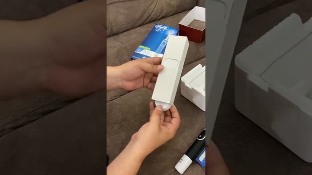 Распаковка Обзор Электрическая зубная щётка Braun ORAL-B Vitality D100.413.1 CrossAction смотреть онлайн