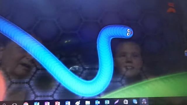 Жесть! Маленький червяк съел большого червяка!... Вормейт и другие. Wormate смотреть онлайн