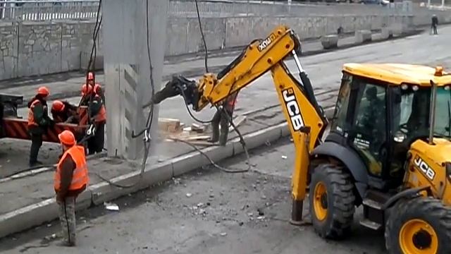 Демонтаж пешеходного моста в районе БКЗ-КИЦ в Красноярске смотреть онлайн