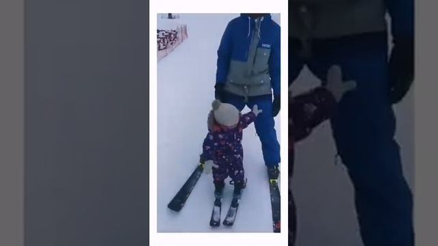 2 года, первое занятие на горных лыжах смотреть онлайн