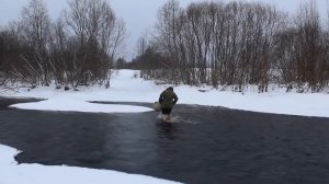 Бабушка в Вологодской области переходит зимой реку вброд