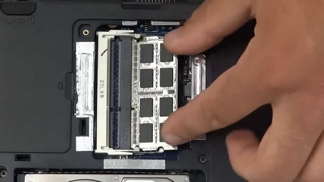 Toshiba Satellite Pro C850: Austauschen des Arbeitsspeichers смотреть онлайн