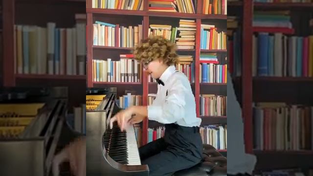 Benedict (Lola Astanova) - Amazing piano performance