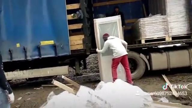 Африканцы умело разгружают двери со стеклом в краснодаре смотреть онлайн