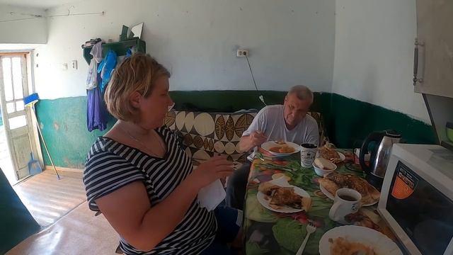 ПРИГОТОВИЛА СОУС И БЛИНЧИКИ С МЯСОМ/ ЖИЗНЬ В ДЕРЕВНЕ смотреть онлайн