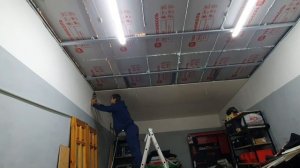 Глянцевый потолок в гараж