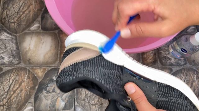 Как ОТМЫТЬ БЕЛУЮ ПОДОШВУ на кроссовках. 6 Простых Рабочих способов почистить белую подошву кроссово смотреть онлайн