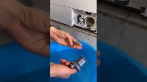 Как правильно прочистить дренажный отсек? Что делать если стиральная не сливает воду ?