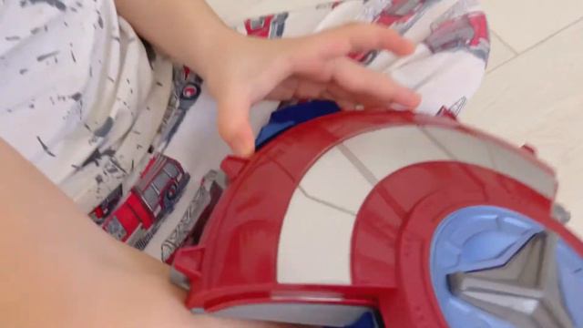 Али показывает тягучие игрушки. Щит капитана Америка. Бой роботами смотреть онлайн