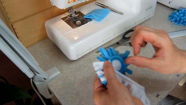 Красивый помпон из флиса