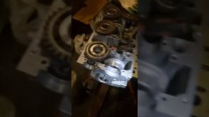 Выкручивам сломанный болт (причину сломанной шестерни) часть 2