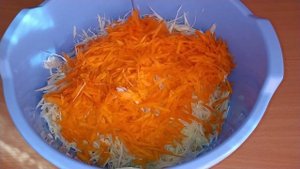 Маринованная капуста в рассоле. Быстрая, хрустящая и сочная.