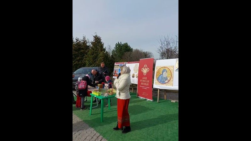 Перед Пасхой. Встречаем пришедших святить куличи! У храма свв. Петра и Павла в Ясеневе