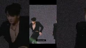 BTS на концерте в ЛА 2021 г - У Чонгука расстегнулся пиджак и стал виден его оголенный торс.