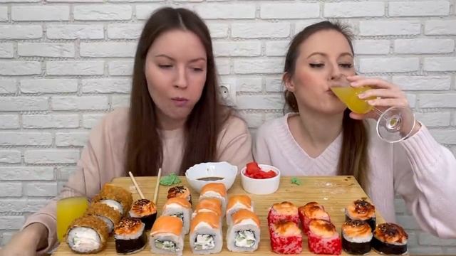 МУКБАНГ РОЛЛЫ ФИЛАДЕЛЬФИЯ ЗАПЕЧЕННЫЕ с курицей с лососем MUKBANG ROLLS ответы на вопросы Блиновская смотреть онлайн