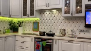 Плитка ромбом под каретную стяжку с золотыми пуговицами на кухню для фартука, производитель ЗИН СУ.