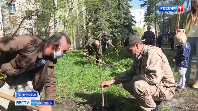 Посадили аллею памяти, прошли маршем перед домом, спели любимые песни