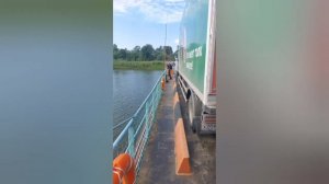 Паром через Обь, вместе с грузовиком переправляется водитель АТП Новосибирск Дмитрий Филипов