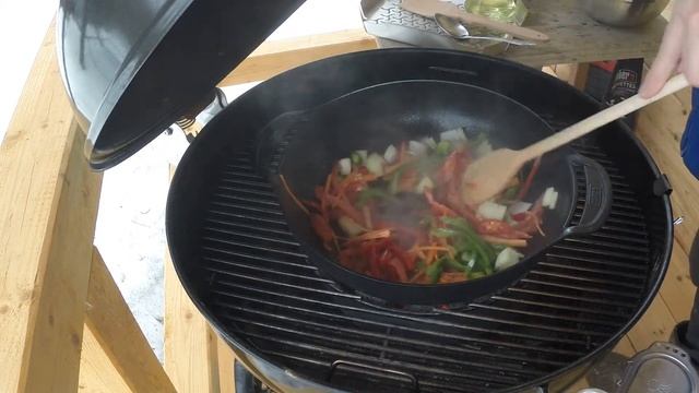 WEBER WOK, лапша с говядиной в устричном соусе смотреть онлайн