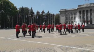 Краснодар. Зрители в восторге. Проход Духового оркестра на Церемониале Казачьего войска.