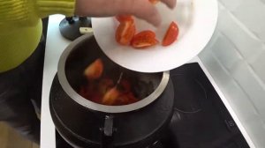 Мясо кабана тушеное с помидорами и болгарским перцем в афганском казане. Очень вкусное блюдо!