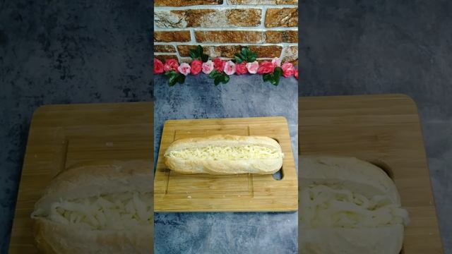 20МИНУТ И ГОТОВО!!!БЫСТРАЯ ГОРЯЧАЯ ЗАКУСКА -ПЕРЕКУС .БАТОН С МЯСНОЙ НАЧИНКОЙ В ДУХОВКЕ