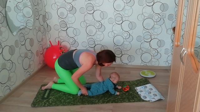 Упражнения на коврике и с мячом для малышей 3 месяца.